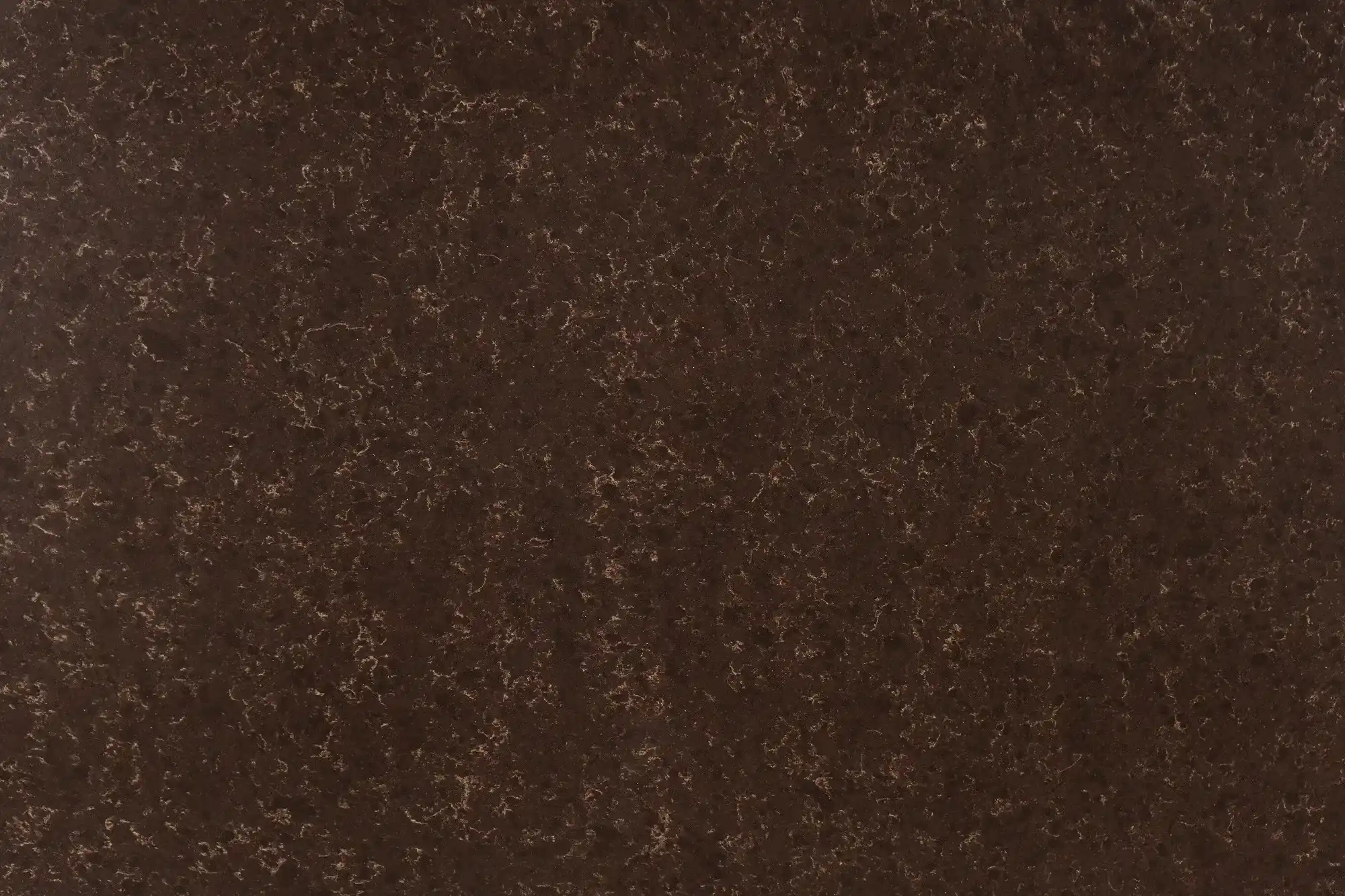 Композит кварца Brown Leaf от Quantra Quartz темно-коричневого цвета