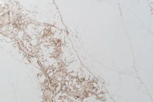 Композит кварца Pantheon белого оттенка с коричневыми прожилками